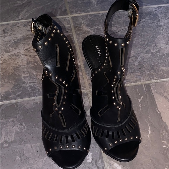 gold carved detailed heels - Picture 3 of 5